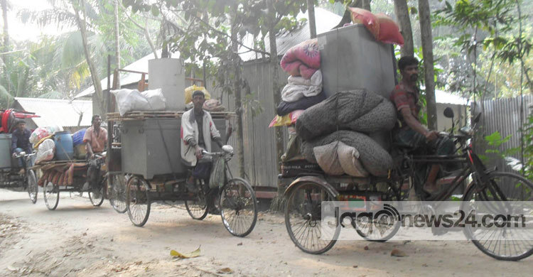 লোহাগড়ায় গ্রাম ছাড়ছে এলাকাবাসী : পরীক্ষার্থীরা মামলার আসামি