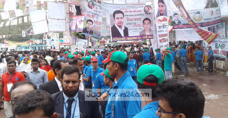 ‘ম্যাডামকে’ ভালোবাসলে দূরে থাকেন