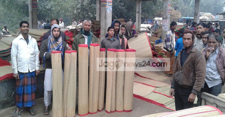 জনপ্রিয় হয়ে উঠছে নওগাঁর মাদুর