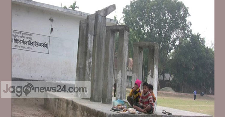 মাগুরায় অযত্নে পড়ে আছে শহীদ মিনারগুলো