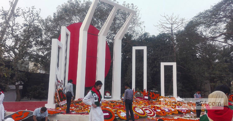 প্রভাতফেরিতে মানুষের ঢল