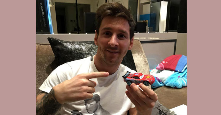 রোনালদোকে হারিয়ে সবচেয়ে দামি গাড়ির মালিক মেসি