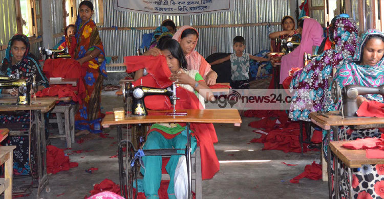 তিস্তা পাড়ের নারীদের স্বাবলম্বী করেছে মিনি গার্মেন্টস