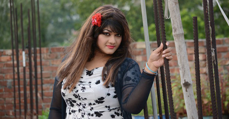 ভিন্ন ধারার ছবি ও চরিত্রে কাজ করতে চাই : মুনমুন