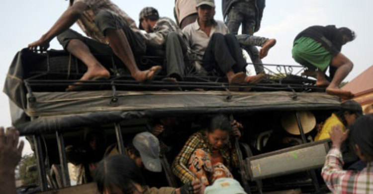 মিয়ানমারে সেনাবাহিনীর হামলায় বাড়ি ছাড়ছে সংখ্যালঘুরা