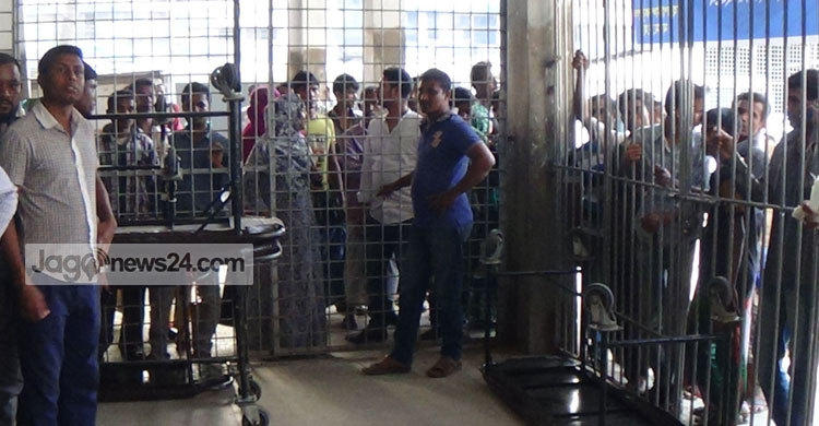 ময়মনসিংহ মেডিকেলে ইন্টার্নদের মারধর : ৩ ঘণ্টা চিকিৎসা সেবা বন্ধ 