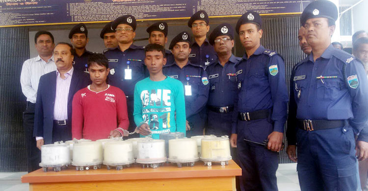 নওগাঁয় চুরি যাওয়া মিটারসহ আটক ৪