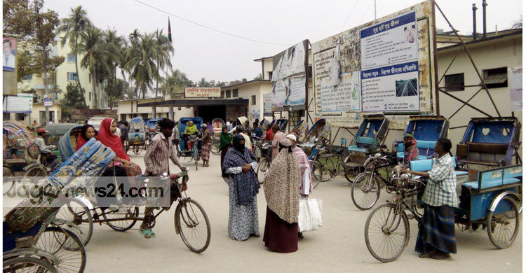 নওগাঁ হাসপাতালে রিক্সা-ভ্যানের ভিড়ে রোগীদের ভোগান্তি