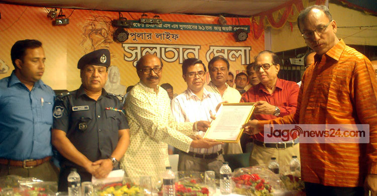 নড়াইলে সুলতান পদক পেলেন শিল্পী আব্দুল মান্নান