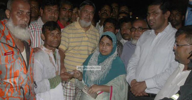 ধলেশ্বরীতে ট্রলার ডুবি : নিহতের পরিবারকে অর্থ প্রদান  