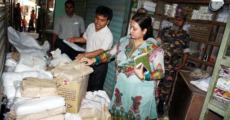 না.গঞ্জে ২০ টন অবৈধ পলিথিন জব্দ