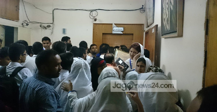 ন্যাশনাল আইডিয়াল কলেজের অধ্যক্ষ লাঞ্ছিত