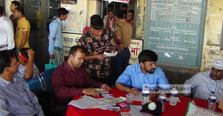 নাটোরে বিনা টিকিটে রেলভ্রমণ : শতাধিক যাত্রীকে জরিমানা