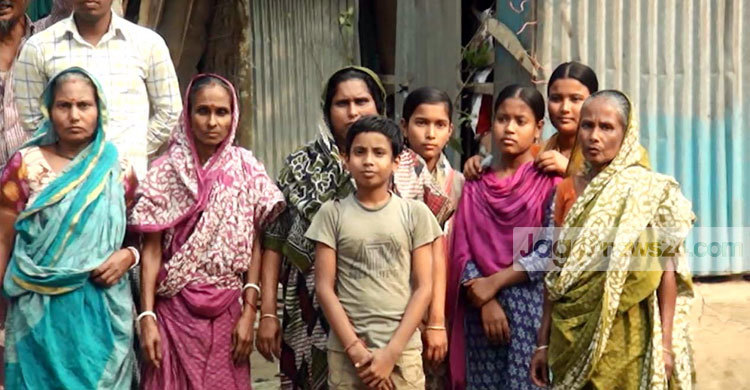 আতঙ্কে দিন-যাপন : হামলা ঠেকাতে রাত জেগে বাড়ি পাহারা