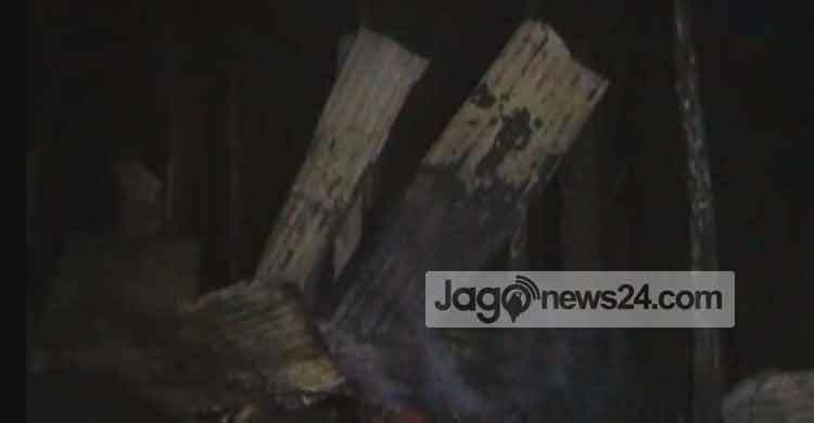 নোয়াখালীতে তিন খুন মামলার আসামির বাড়িতে আগুন