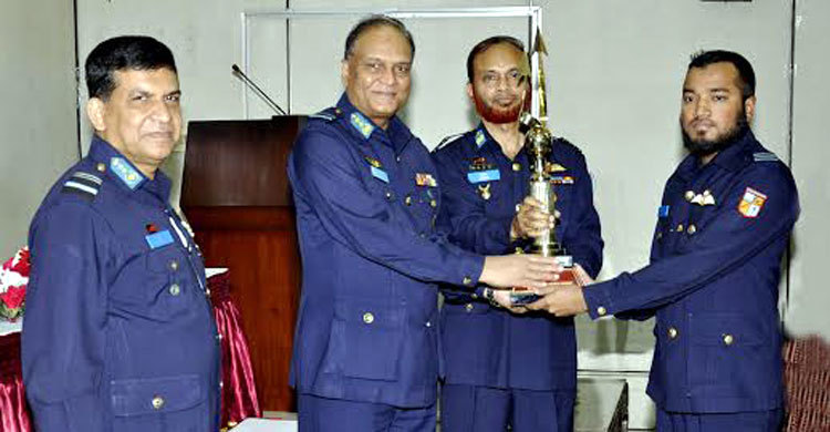 বিমানবাহিনীর ফ্লাইট সেফটি অফিসার্স কোর্সের সনদ বিতরণ