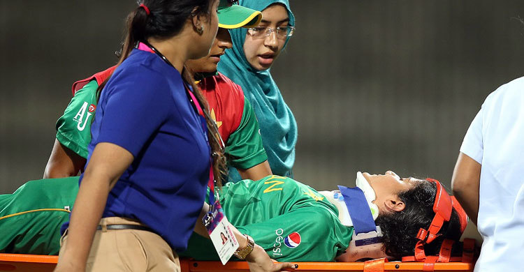 মাথায় বল লেগে আহত পাকিস্তানি নারী ক্রিকেটার