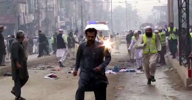 পেশোয়ারে বাসে ভয়াবহ বোমা বিস্ফোরণে নিহত ১৫