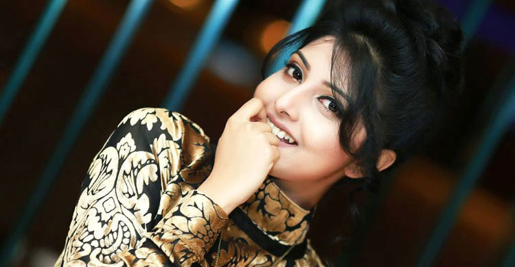 পড়শীকে স্টেজ থেকে নামিয়ে দিলেন উত্তেজিত জনতা! 