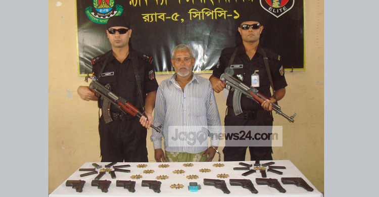 চাঁপাইনবাবগঞ্জে অস্ত্র ও গুলিসহ আটক ১