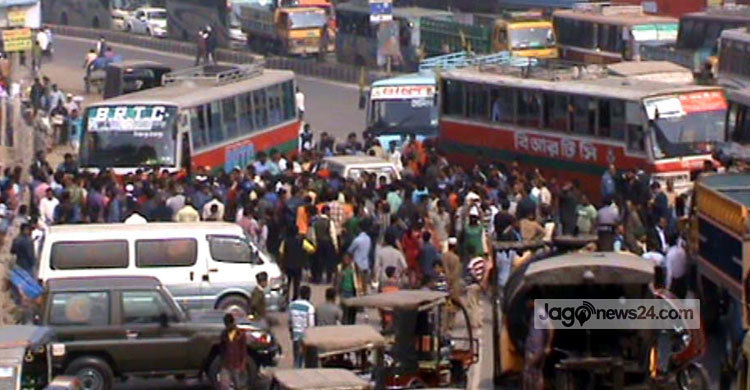 বাসস্ট্যান্ড বহাল রাখার দাবিতে সড়ক অবরোধ 