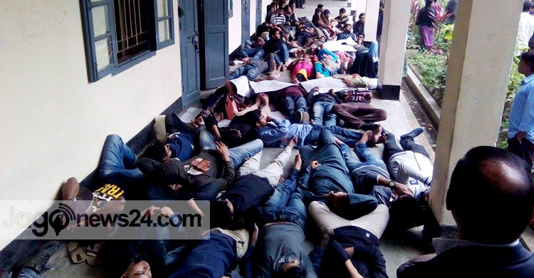 পরীক্ষায় সুযোগের দাবিতে আমরণ অনশনে রাবির শিক্ষার্থীরা