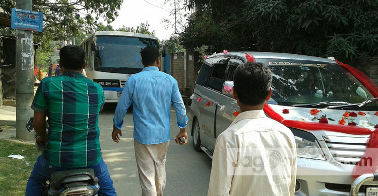 কর্মচারীর নাতির বিয়েতে রাবির বাস