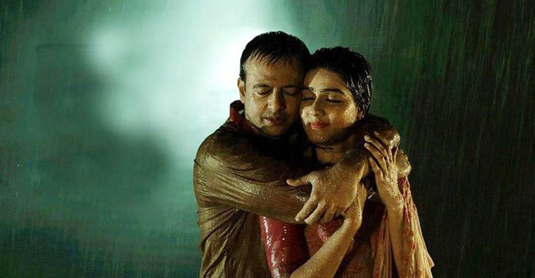 বৃষ্টিতে রিয়াজ-মাহির ভালোবাসা!