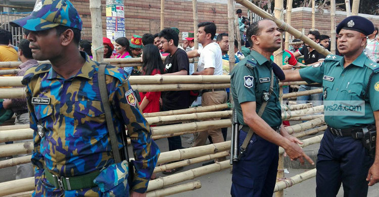 স্টেডিয়াম এলাকায় সতর্ক অবস্থানে আইনশৃঙ্খলা বাহিনী