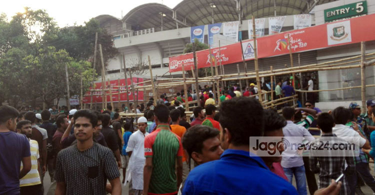 স্টেডিয়াম এলাকায় ক্রিকেটপ্রেমীদের ঢল