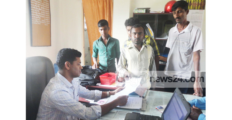 সাতক্ষীরায় এনজিও পরিচালকের বিরুদ্ধে রিটার্নিং অফিসে অভিযোগ