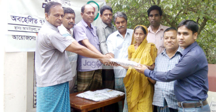 নওগাঁয় বীরাঙ্গনাদের মাঝে শাড়ি বিতরণ