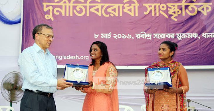 স্বর্ণপদক পাওয়া দুই নারীকে টিআইবির সম্মাননা