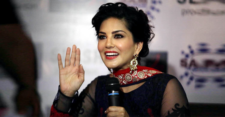 অশ্লীলতার জন্য সানি লিওনের বিরুদ্ধে মামলা! 