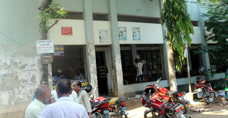 সিলেটে পরিত্যক্ত ৩০টি ঝুঁকিপূর্ণ ভবনে বসবাস