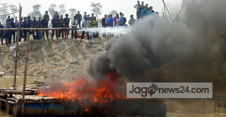 জাফলংয়ে সরঞ্জামসহ ৫টি বোমা মেশিন ধ্বংস