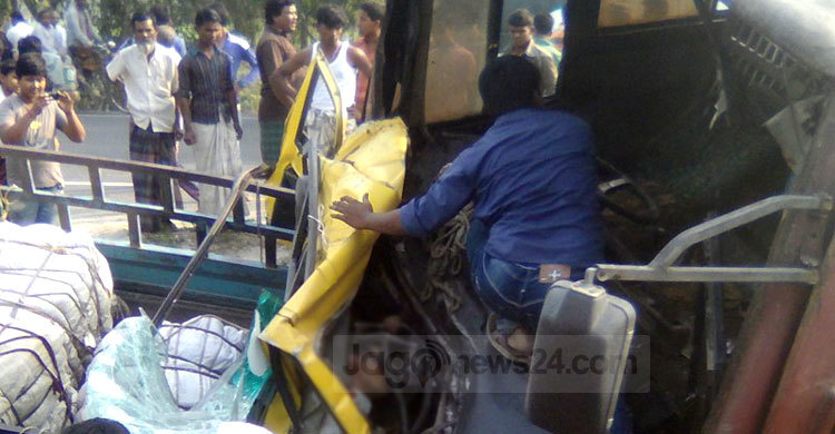 কালিহাতীতে বাস-পিকআপ সংঘর্ষে নিহত ৪