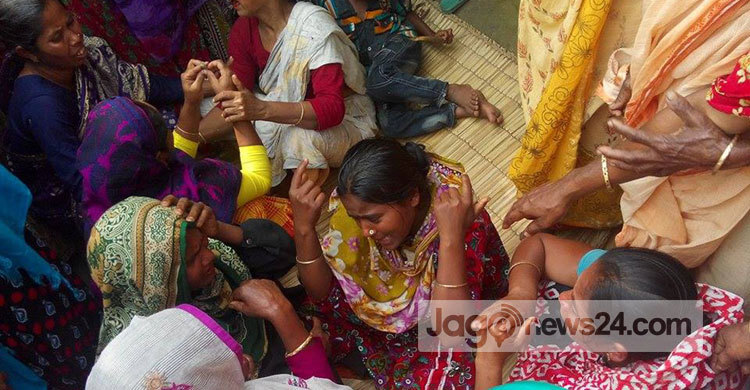 শহীদ মিনারে ফুল দেয়া হলো না আঁখির