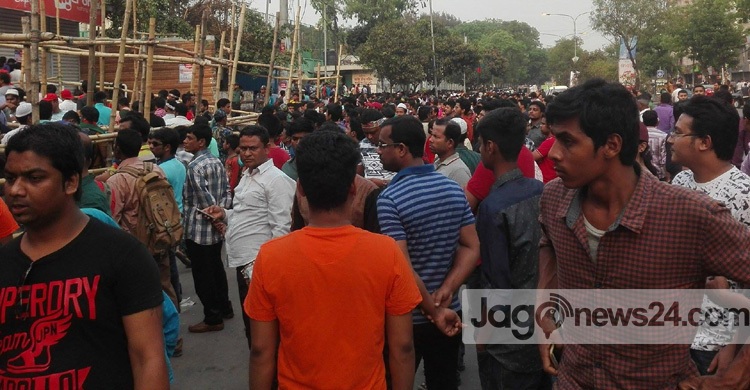 টিকিট না পেয়ে রাস্তা দখল করেছে ক্রিকেটপ্রেমীরা 