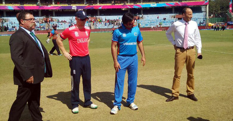 টস জিতে ব্যাটিংয়ে ইংল্যান্ড