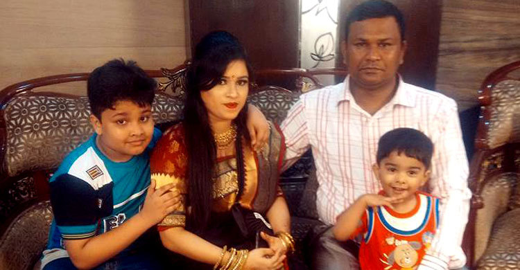 চোখের সামনে যুবকের করুণ মৃত্যু : অসহায় বন্ধুরা