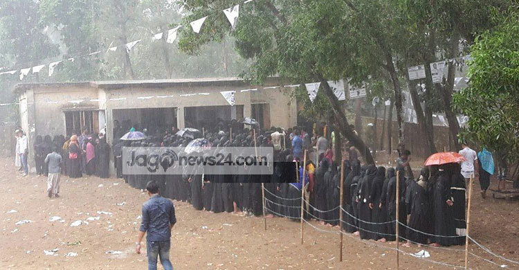 কক্সবাজারে বৃষ্টি উপেক্ষা করে চলছে ভোটগ্রহণ