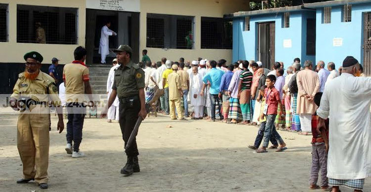 বিক্ষিপ্ত সংঘর্ষে চলছে ইউপি নির্বাচন