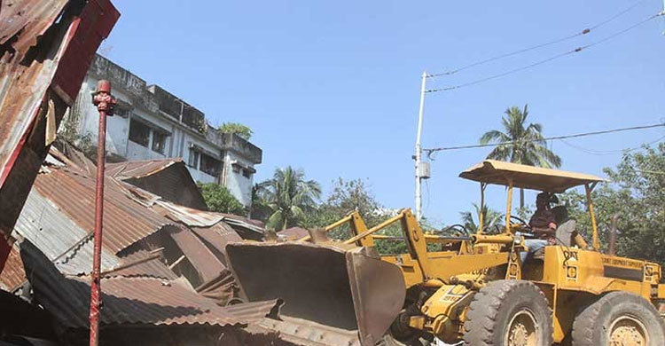 উত্তরা-আব্দুল্লাহপুরে উচ্ছেদ অভিযান চলছে
