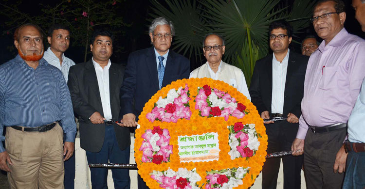 ড. ওয়াজেদ মিয়ার সমাধিতে ইউজিসি চেয়ারম্যানের শ্রদ্ধা 