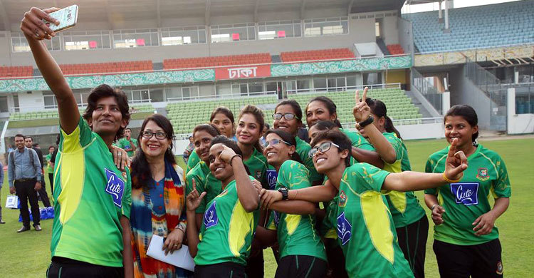 ৭৫ রানের লক্ষ্যে ব্যাট করছে বাংলাদেশের মেয়েরা