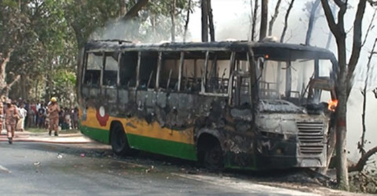মানিকগঞ্জে যাত্রীবাহী বাসে আগুন : আহত ২০