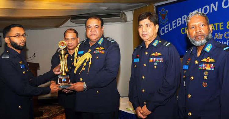 বিমান বাহিনীর বিভিন্ন কোর্সের সনদ বিতরণ 