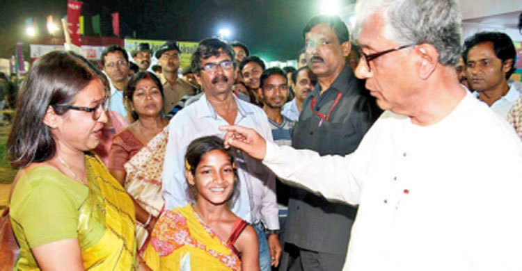 একটা বই কিনে দেবেন?