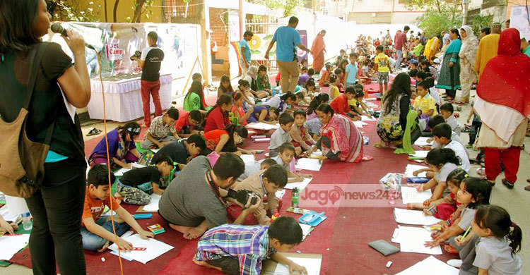 তুলির আঁচড়ে জীবন্ত মুজিব